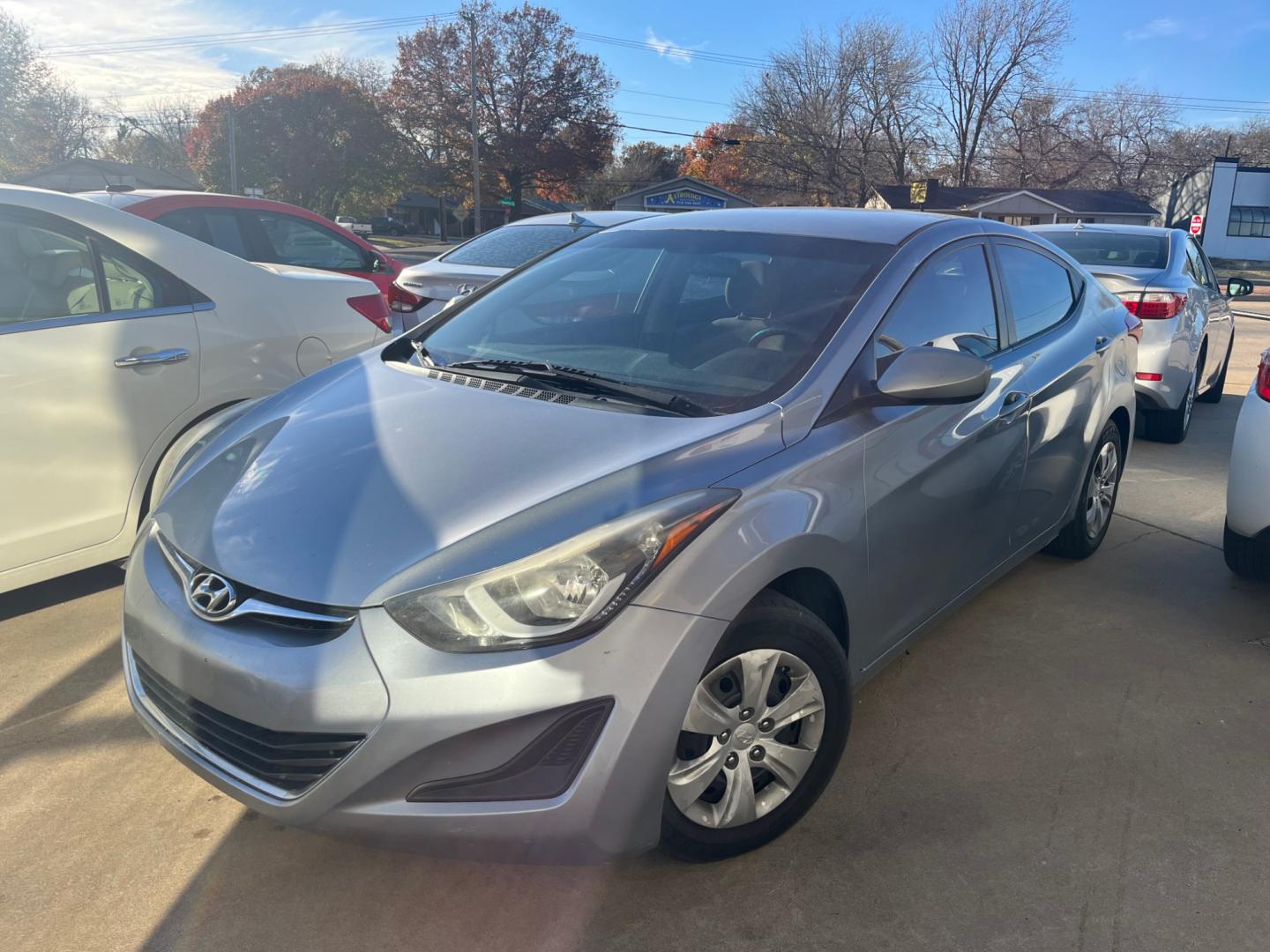 2016 SILVER HYUNDAI ELANTRA Limited (5NPDH4AE7GH) with an 1.8L L4 DOHC 16V engine, 6-Speed Automatic transmission, located at 8101 E. Skelly Dr., Tulsa, OK, 74129, (918) 592-3593, 36.121891, -95.888802 - Photo#1